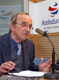 Vladimír Vácha ve studiu Radiožurnálu