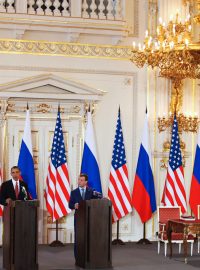 Prezidenti Barack Obama a Dmitrij Medveděv během tiskové konference.