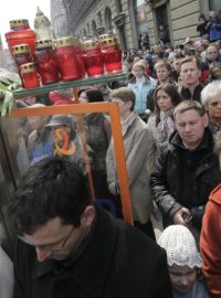 tisíce Poláků před prezidentským palácem ve Varšavě