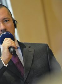 Moderátor Martin Veselovský při diskusi s hosty v Liberci.