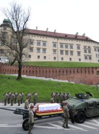 Ostatky prezidentského páru před hradem Wawel.