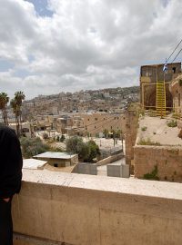 Pohled od synagogy na palestinský Hebron