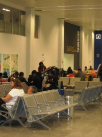 Čekající cestující na letišti Zaventem.