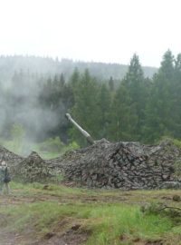 Střelba z kanonových houfnic zamaskovaných na palebném postavení