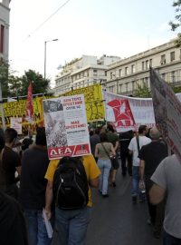 Demonstrace proti razantním úsporným opatřením v Řecku