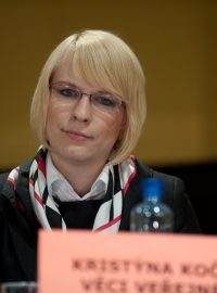 Kristýna Kočí za Věci veřejné ve volební diskuzi s Martinem Veselovským v budově Českého rozhlasu v Ostravě dne 20.5.2010