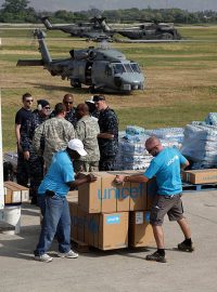 Vykládka humanitární pomoci UNICEF