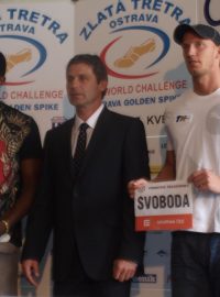 Překážkáři Dayron Robles a Petr Svoboda s ředitelem Tretry Janem Železným