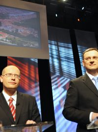 Lídři nejúspěšnějších stran ve volbách Bohuslav Sobotka (vlevo, ČSSD) a Petr Nečas (ODS)