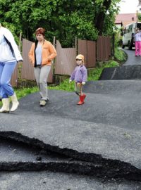 Sesuv poškodil cestu v obci Nižná Myšľa