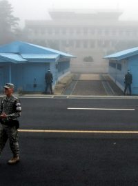 Americký voják přednáší převážně turistům z USA o historii DMZ v městečku Panmunjom
