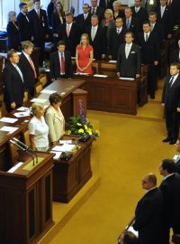 Nově zvolení poslanci na ustavujícím zasedání ve Sněmovně