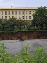 Kráter po propadu stropu tunelu Blanka v Praze 6