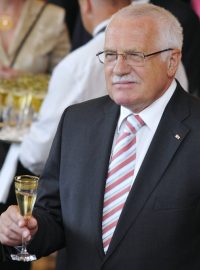 Prezident Václav Klaus kráčí připít členům nově jmenované vlády