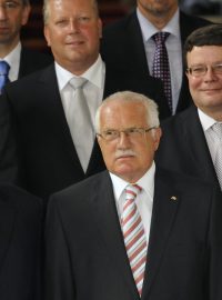 Nově jmenovaná vláda s prezidentem Václavem Klausem (uprostřed)