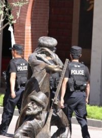 Policejní hlídka v ulicích Urumči