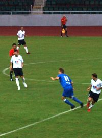 Těžký terén dělal fotbalistům problémy. Ján Greguš napadá soupeřova obránce.