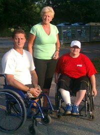 Jihočeští paralympionici Josef Štiak (vlevo) a Jana Fesslová (vpravo) s trenérkou Vlastou Hofmanovou (uprostřed)