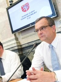 Ministr financí Miroslav Kalousek (vpravo) a ministr průmyslu Martin Kocourek na jednání vlády