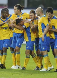 Hráči Apoelu Nikósie se radují po druhé brance v síti Jablonce