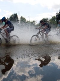 Cyklisté projíždějí podél rozvodněné řeky ve Veselí nad Lužnicí