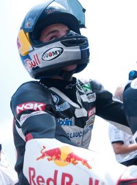 Domácí závodník Jakub Kornfeil na své Aprilii (125ccm)