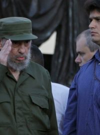 Fidel Castro ve vojenské uniformě vystoupil s projevem ke studentům