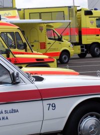 Flotila vozidel Mercedes pražské záchranné služby, v pozadí nový kamion používaný při hromadných haváriích.