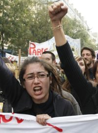 Francie. Demonstrace proti důchodové reformě.