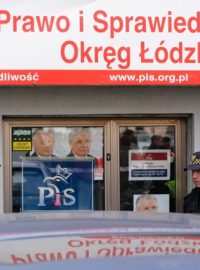 Polští policisté hlídkují před lodžským sídlem strany Právo a spravedlnost