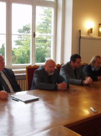 Zleva Miroslav Neumann ODS, nový místostarosta uprostřed Ctirad Mikeš - ČSSD - nový starosta, Petr Volf - Mělničané, Zdeněk Koudelka - Radnice 2010