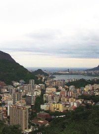 Hornaté pobřeží vytváří v Riu de Janeiro neopakovatelnou atmosféru – málokteré město se může chlubit tak krásnou krajinou a tak rozmanitým prostředím