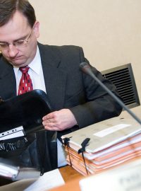 Premiér Petr Nečas se připravuje na jednání vlády ČR