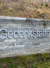 Památník 155 obětem kaprunské tragédie stojí těsně vedle místa neštěstí