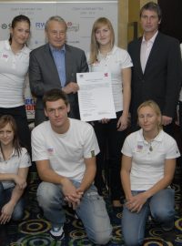 Čeští &#039;stipendisté&#039; spolu s místopředsedou ČOV Františkem Dvořákem a Janem Železným