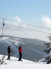 Lyžaři na Medvědíně v Krkonoších