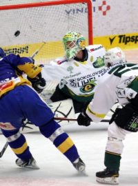 Utkání 24. kola hokejové extraligy HC Energie Karlovy Vary - PSG Zlín 25. listopadu v Karlových Varech. Lukáš Pech (vpravo) a brankář Lukáš Mensator z Karlových Varů a Michal Důras ze Zlína.