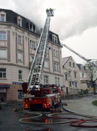 Hasiči zasahují u požáru bytu v Karlových Varech