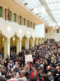 Demonstranti vnikli do budovy pražského magistrátu a společně s hlasitým pokřikem tím znemožňují zahájit zasedání.