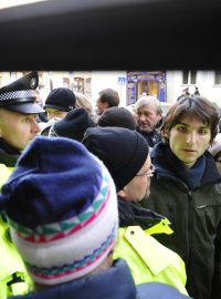 Odpoledne zůstali mnozí demonstranti před zavřenými dveřmi magistrátu. Dovnitř nebyli vpuštěni.