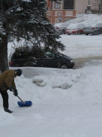 Zima - ruční úklid sněhu Nový Knín