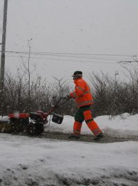 Zima a sníh v Úvalech - úklid chodníků