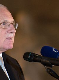 Prezident Václav Klaus tehdy jako premiér zasahoval do debaty o odsunu Němců