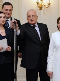 Prezident Václav Klaus s manželkou Livií a premiér Petr Nečas s manželkou Radkou v Lánech po jejich společném obědě.