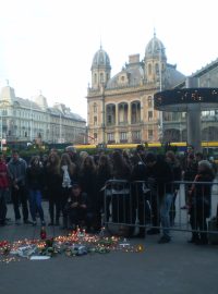 Na místě budapešťské tragédie se scházejí stovky mladých lidí