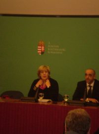 Dunja Mijatovičová a Zoltán Kovács na tiskové konferenci v Budapešti