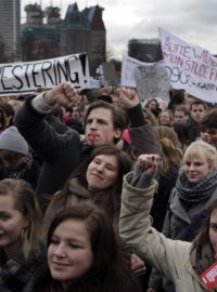 Nizozemští studenti protestují v Haagu proti platbám za studium