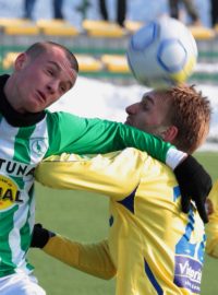 Obránce FK Teplice Antonín Rosa (ve žlutém) odvrací míč před útočníkem Bohemians 1905 Martinem Nešporem v přípravném zápase, ve kterém Severočeši zvítězili 3:1.