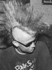 Punker - hudební subkultury jako je například punk se vyznačují specifickou vizáží a výraznou kreativitou ve výzdobě oděvu, který nese symbolický význam.