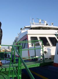 Lidem z lodi pomáhají policisté i vojáci. Ostrov Jonpchjong, Jižní Korea